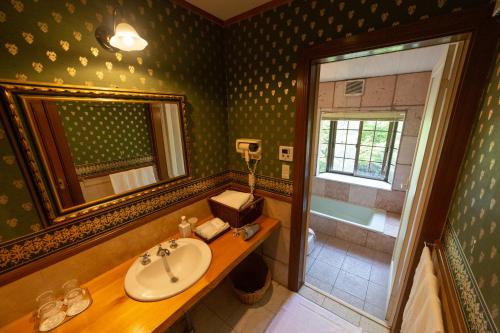 room detail thumbnail 2