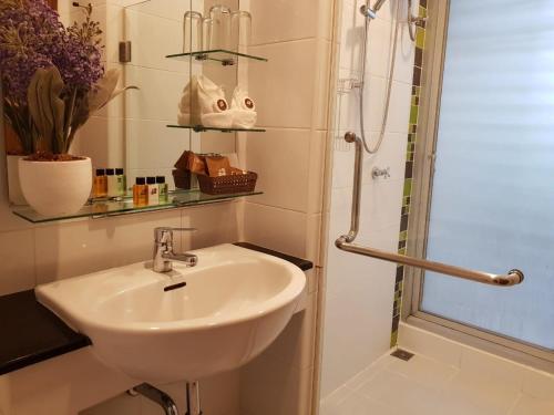 room detail thumbnail 2