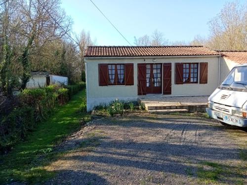Maison d'une chambre avec vue sur le lac terrasse amenagee et wifi a Taugon gîte à louer Vix