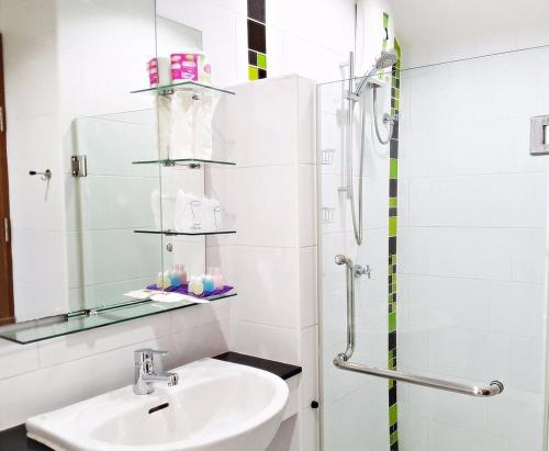 room detail thumbnail 2