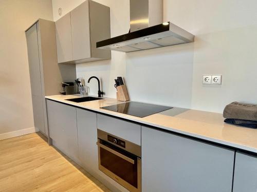  Fantastic 1 Bedroom Serviced Apartment 64m2 -MNL F- in Rotterdam