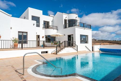 Villa Montaña Lanzarote - Large Private Pool - Sleeps 10 gîte à louer Los Valles