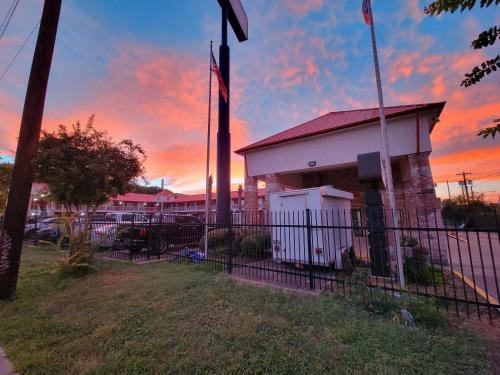 Econo Lodge Inn & Suites Downtown San Antonio Riverwalk Area