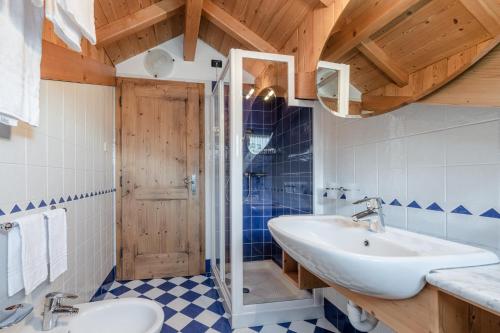 3 bedrooms, 7 beds