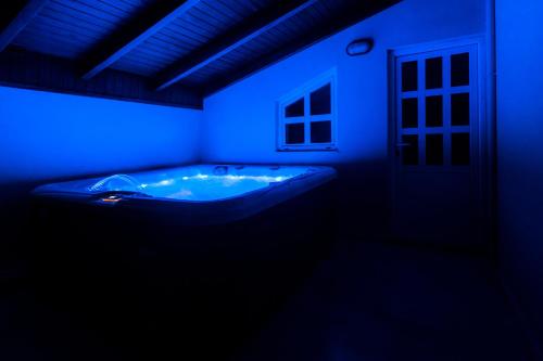 Villa Ventus, 40sqm private pool & hot tub!