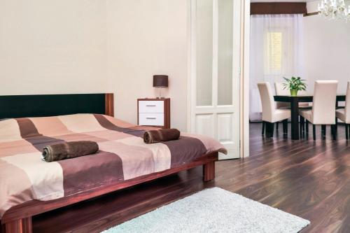 Yellow Home - Luxury Two-Bedroom Apartment with Balcony - 2. Révay köz Budapest 1065 image 3