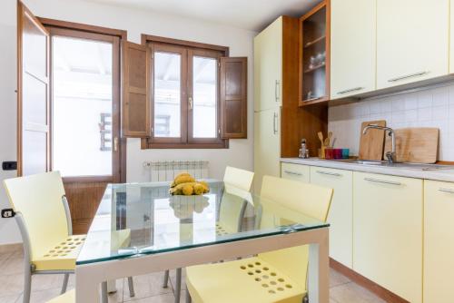 Kitchen, GuestHost - Lecce Colorful Flat with terrace & parking in Taranto