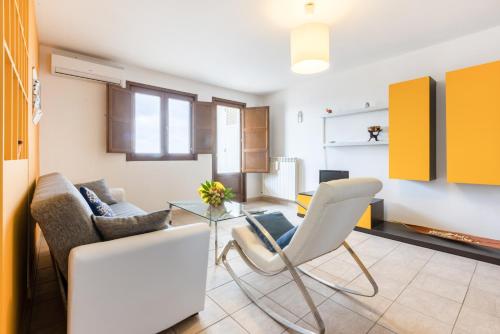 GuestHost - Lecce Colorful Flat with terrace & parking in Taranto