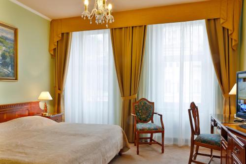 Double or Twin Room image 5