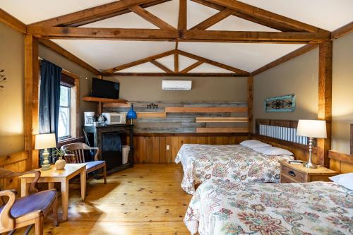 The Historic Leakey Inn