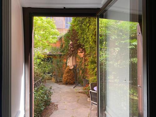 Rione Monti Studio Apt with private garden, Рим (фото 7)