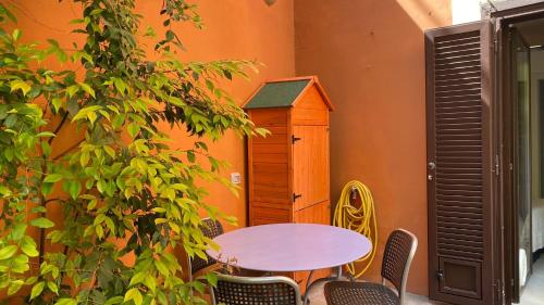 Rione Monti Studio Apt with private garden, Рим (фото 8)