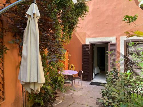 Rione Monti Studio Apt with private garden, Рим (фото 9)