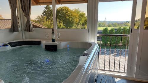 熱水浴缸, Holiday Home Gracec - Three  Bedroom Holiday Home with swimming pool in 科汀