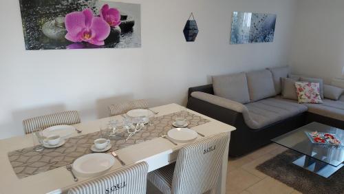 設施, Holiday Home Gracec - Three  Bedroom Holiday Home with swimming pool in 科汀