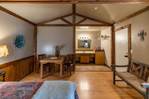 The Historic Leakey Inn