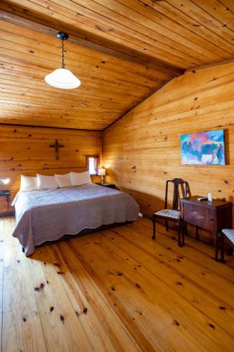 The Historic Leakey Inn