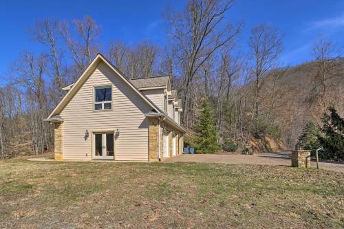 Hayesville Studio Nearby Hiking and Golfing!