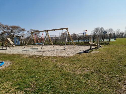 Játszótér, Vakantie vieren aan het Sneekermeer in Offingawier