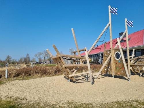 Játszótér, Vakantie vieren aan het Sneekermeer in Offingawier