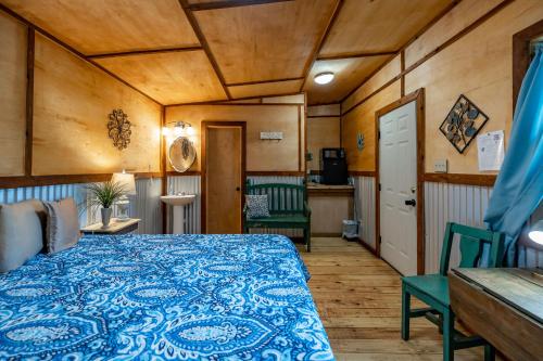 The Historic Leakey Inn