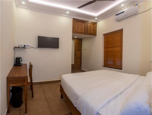 Double Room image 3