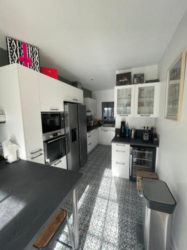 Grande maison vue mer la grande plage a pied in กีบรง