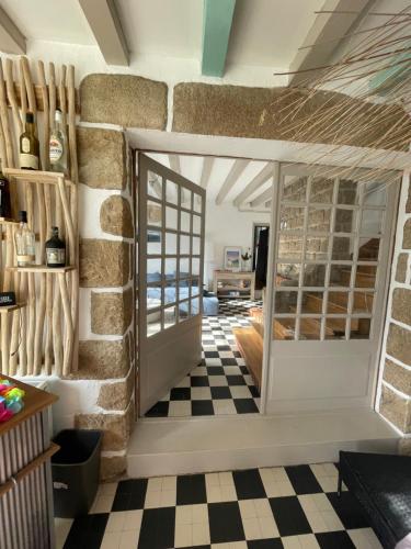 Grande maison vue mer la grande plage a pied in กีบรง