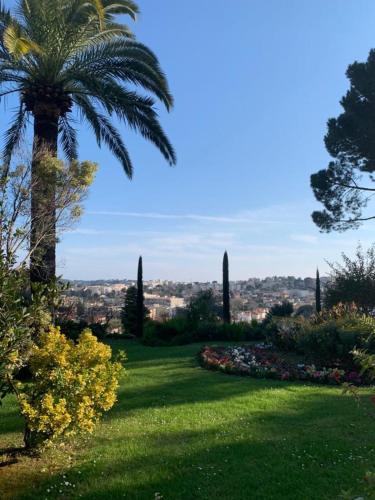 Garden, Studio with a panoramic view at the top floor of a residence with a pool in La Pagane