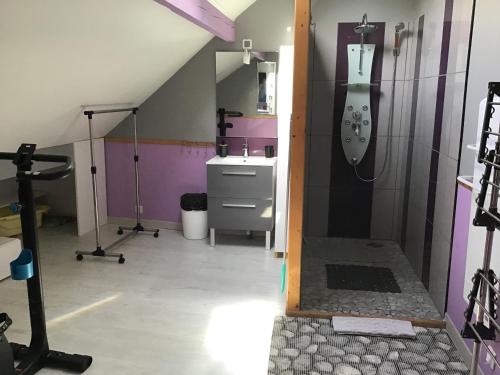 Bathroom, Maison calme et fonctionnelle in Rolleboise