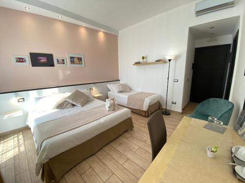 Standard Triple Room image 8
