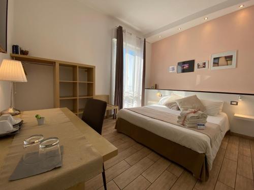 Standard Triple Room image 5