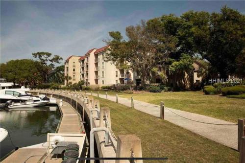 In the Heart of Harbour Town 2BR 2BA Pool Access Close to Beach in Harbour Town