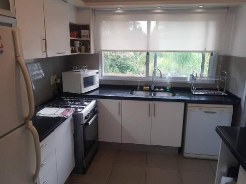 Hermosa habitación en apartamento en Carrasco - Comparte Apartamento conmigo (Hermosa habitacion en apartamento en Carrasco - Comparte Apartamento conmigo) in 卡拉斯科