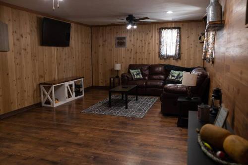 Rustic 2 bedroom Cabin 20 mins from Calamus Res. in Sargent