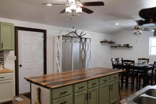 Rustic 2 bedroom Cabin 20 mins from Calamus Res. in Sargent