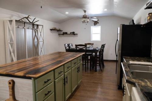 Rustic 2 bedroom Cabin 20 mins from Calamus Res. in Sargent