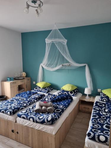 3 twin beds