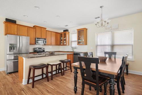 Ocean Palms, Sleeps 8, 4 Bedroom, Walk to the Beach in Butler Beach, USA