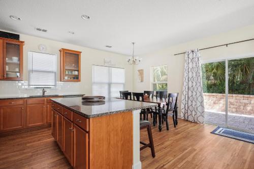 Ocean Palms, Sleeps 8, 4 Bedroom, Walk to the Beach in Butler Beach, USA