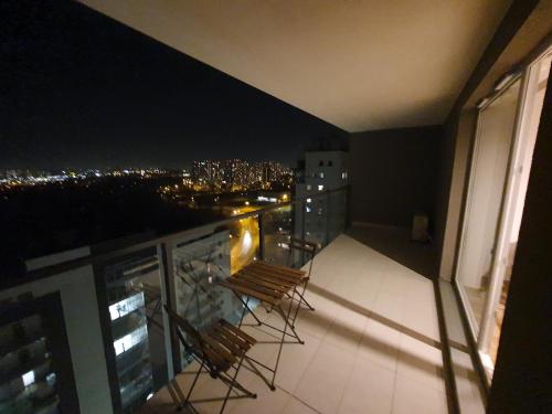 Varanda/terraço, 15 PIĘTRO Osiedle Nowe Tysiąclecie- super widok z okna- parking w hali (APARTAMENT W CHMURACH- 15 PIETRO OSIEDLE TYSIACLECIA- prywatny parking- wielki taras z widokiem na z) in Osiedle Tysiaclecia