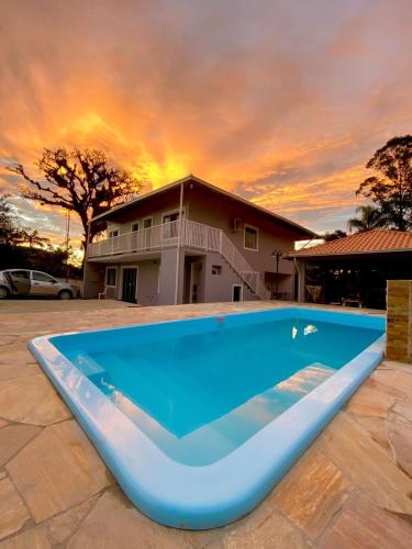 . Apartamento em chácara com piscina próximo de praias com internet