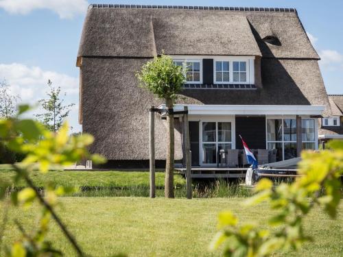  Thatched villa with lounge set, right at the water, Pension in Delfstrahuizen bei Oudehaske