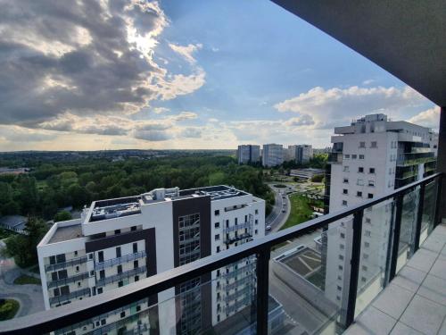 Varanda/terraço, 15 PIĘTRO Osiedle Nowe Tysiąclecie- super widok z okna- parking w hali (APARTAMENT W CHMURACH- 15 PIETRO OSIEDLE TYSIACLECIA- prywatny parking- wielki taras z widokiem na z) in Osiedle Tysiaclecia