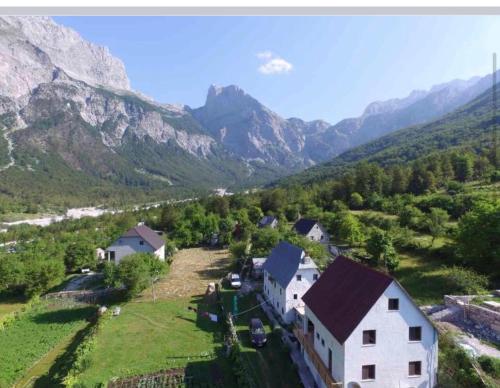 Bujtina Kometa in Velipoje