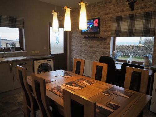 Valhalla Brae, 3 Bed House on NC500 with Beautiful Castle and Sea Views in 基斯