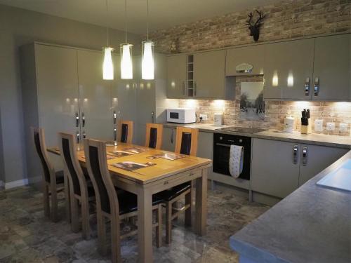 Valhalla Brae, 3 Bed House on NC500 with Beautiful Castle and Sea Views in 基斯