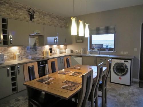 Valhalla Brae, 3 Bed House on NC500 with Beautiful Castle and Sea Views in 基斯