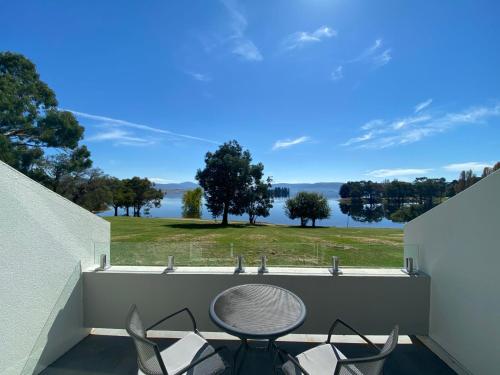 Horizons 414 - Lake Jindabyne Waterfront