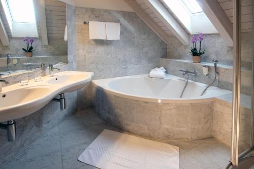 room detail thumbnail 2